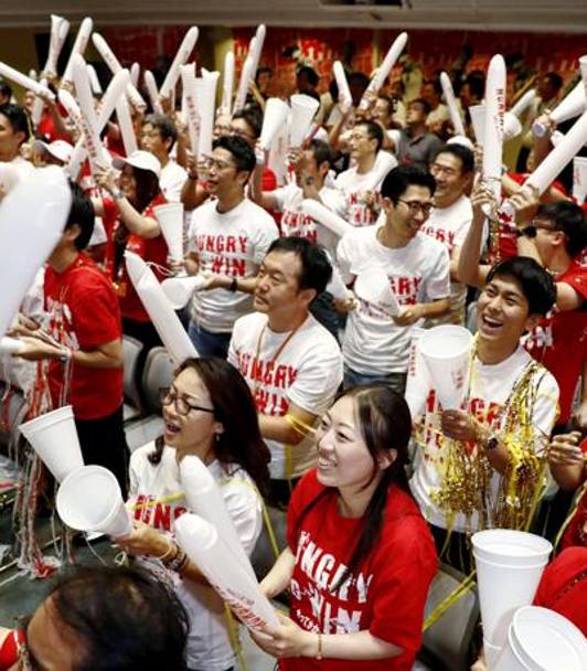 A Tokyo i dipendenti della Nissin Food, azienda sponsor della tennista giapponese, festeggiano la vittoria di Osaka. AP